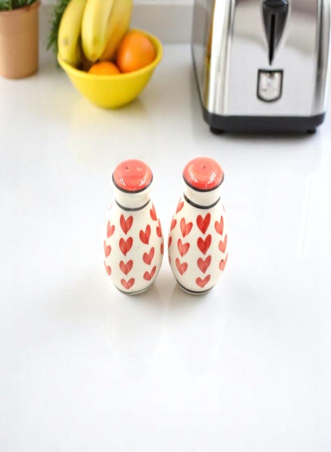 THE POTTERY MUSE طقم رشاشات ملح وفلفل من السيراميك من ذا بوتري ميوز بنقشة قلوب حمراء - طقم من قطعتين، قاعدة بيضاء، ديكور طاولة المطبخ، رشاشة توابل، رشاشة رقائق الفلفل الحار ورشاشة توابل الأوريجانو - Image 2